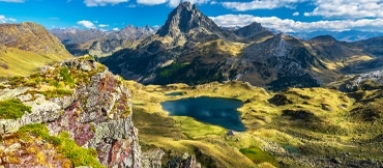 Lake Gentau and the Pic d’Ossau as seen from the Col d’Ayous (Pyrénées-Atlantiques).  © Getty Images